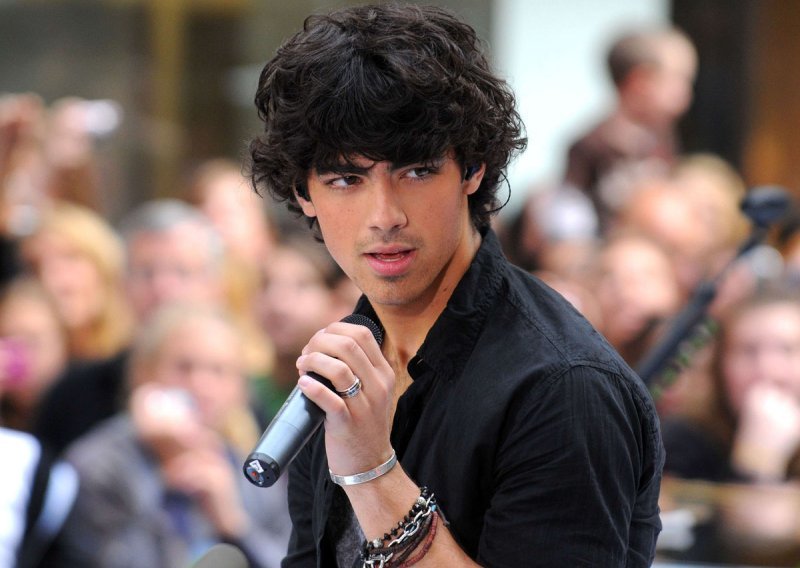 I Joe Jonas u solo vodama