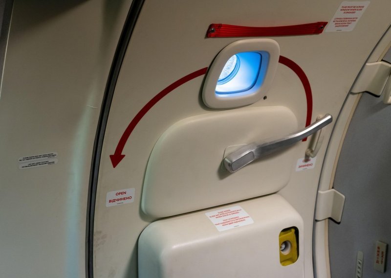Putnik otvorio vrata zrakoplova u letu jer se osjećao 'nelagodno', nastala panika