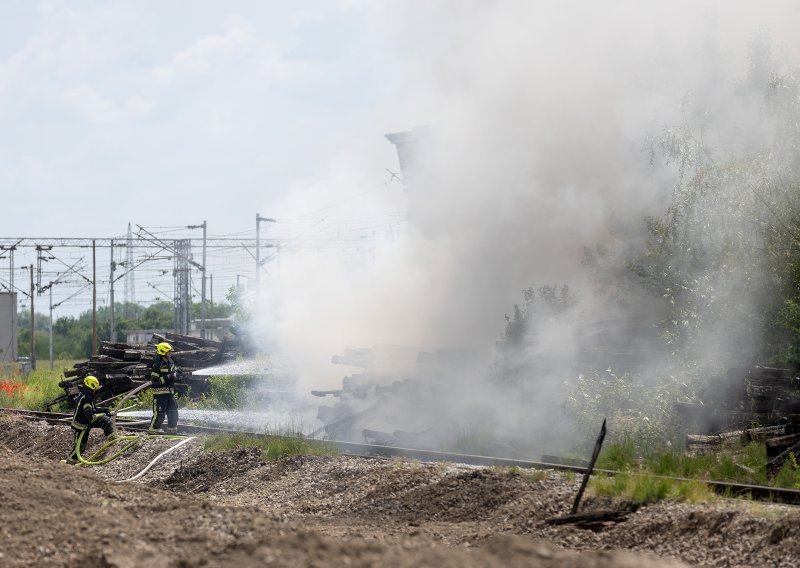 Gusti dim iznad Jakuševca uznemirio građane, na terenu tri vatrogasna vozila