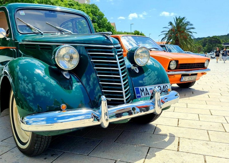 Makarska ugostila povijesne automobile: Oldtimer Promo Tour 2023. za očuvanje baštine