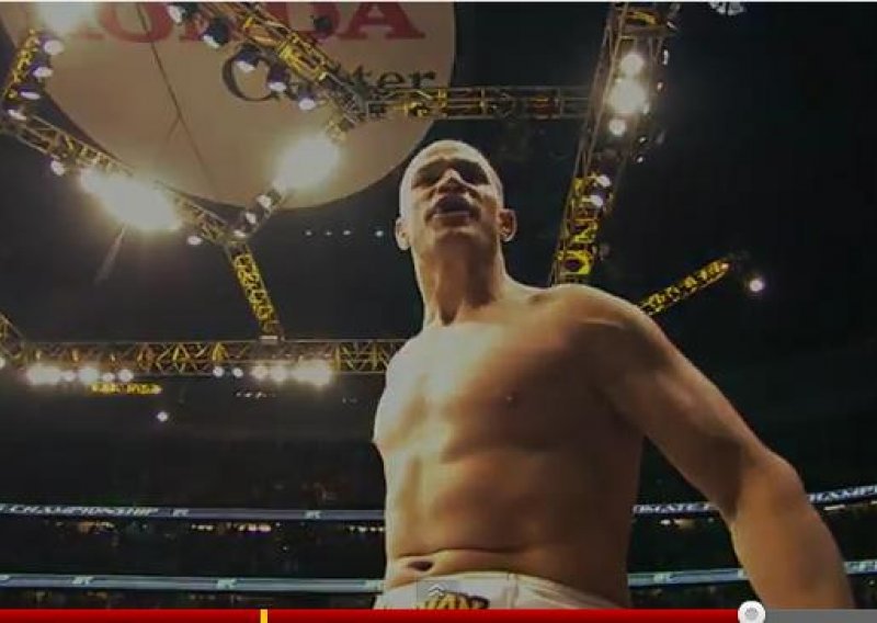 Dos Santos nokautom obranio krunu kralja UFC-a