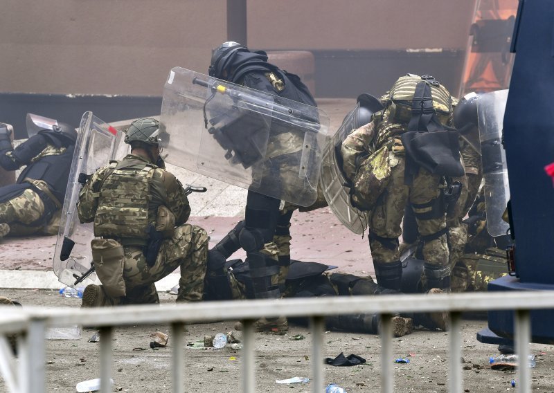 Vojnici KFOR-a na oprezu nakon sukoba sa srpskim prosvjednicima