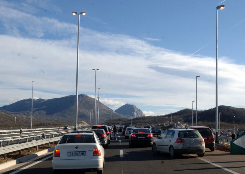 Vjetar stvara probleme u prometu: Ograničen prolaz vozilima na Jadranskoj magistrali
