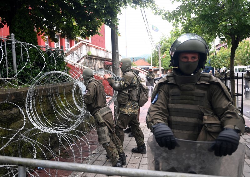 SAD upozorava: Srbija i Kosovo moraju odmah deeskalirati tenzije