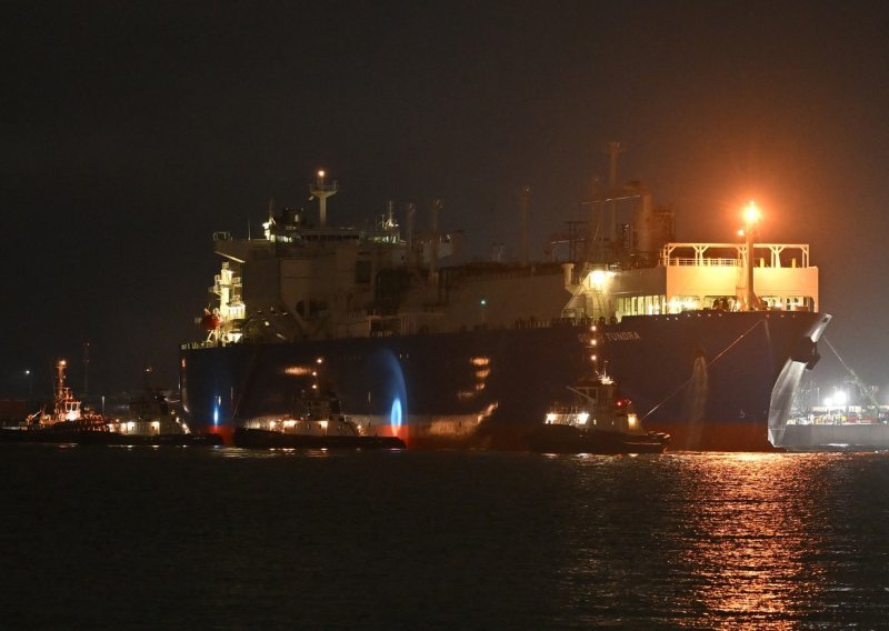 Egipat će s tri tegljača vuči pokvareni tanker u Sueskom kanalu