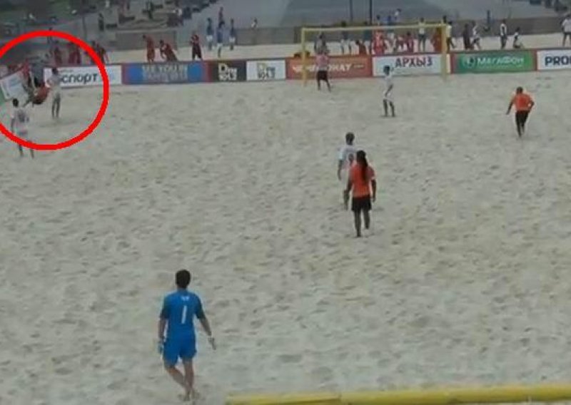 Sjajne škarice nizozemskog nogometaša na pijesku