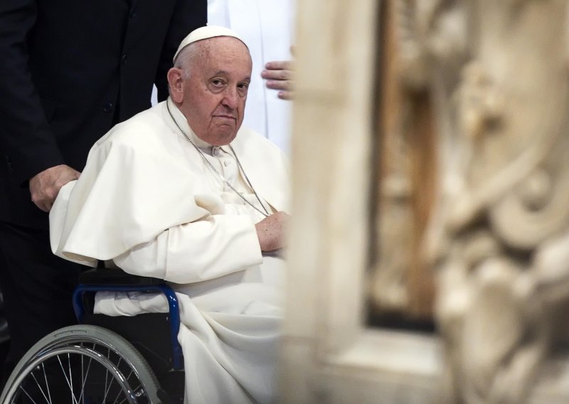 Papa Franjo se dobro oporavlja nakon operacije