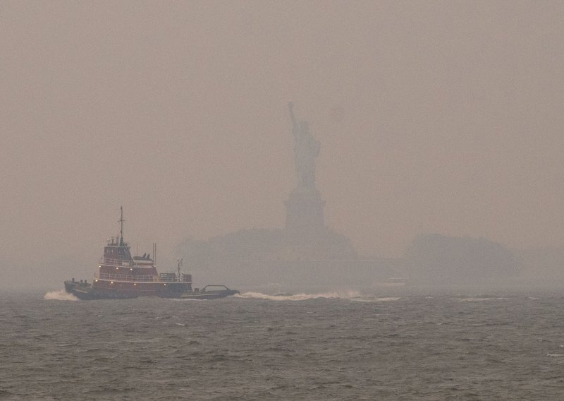 New York u gustom dimu: Stanovnici posegnuli za maskama, Kip slobode se gotovo ne vidi