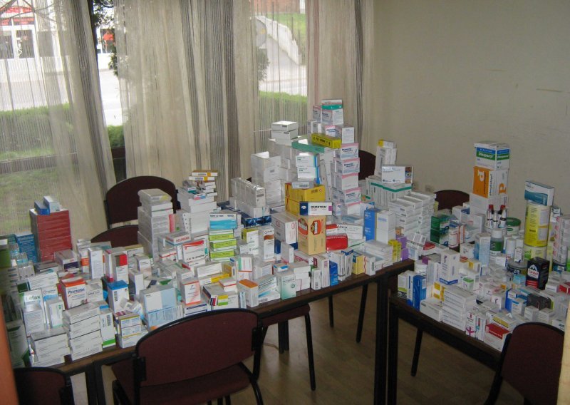 Švercali više od dvije tisuće kutija lijekova i tableta