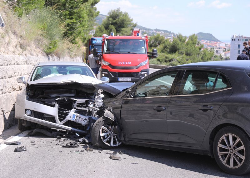 Teška prometna nesreća u Podstrani, četiri osobe ozlijeđene
