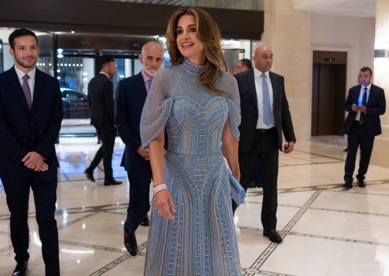 Raskošnu haljinu kraljica Rania zaokružila je chic detaljem koji krije divnu priču
