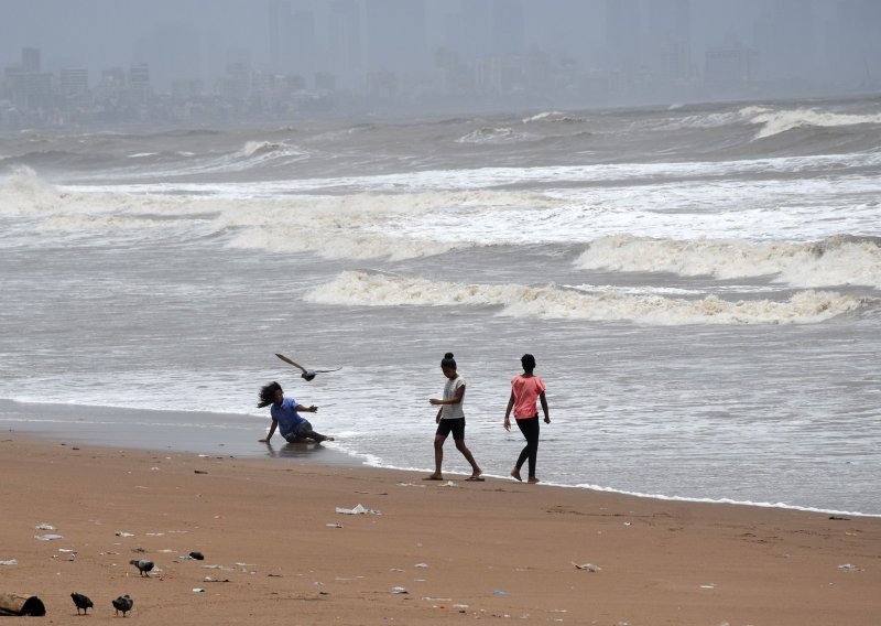 Žestoki vjetar i olujni valovi u Indiji i Pakistanu, približava se ciklon Biparjoy