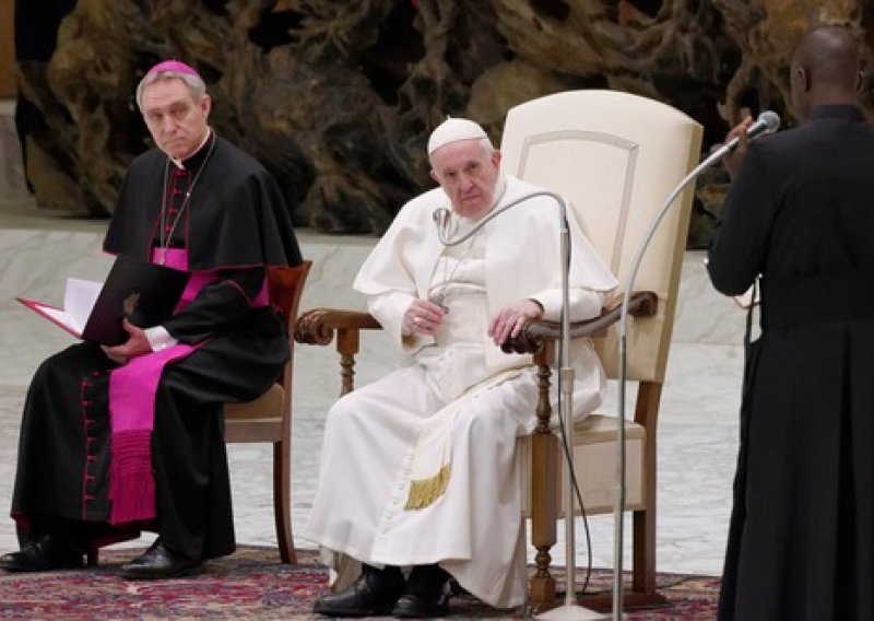 Papa Franjo naredio bivšem pomoćniku pape Benedikta da napusti Vatikan