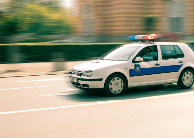 [VIDEO] Filmska potjera u Banja Luci: Automobilom policiji pobjegao niz stepenice!