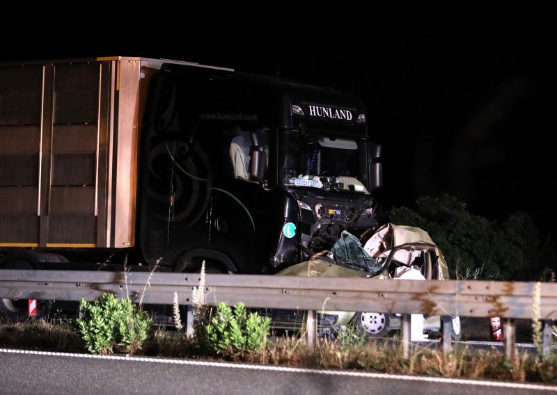 Strašna nesreća na A1 kod Splita: Auto smrskan u sudaru s kamionom, zatvorena autocesta