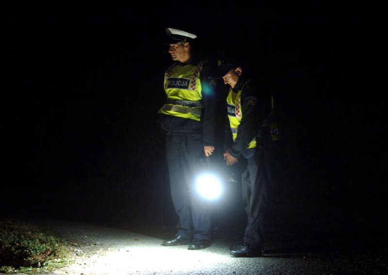 Na cesti pronađen mrtav pješak, policija traga za nepoznatim vozačem