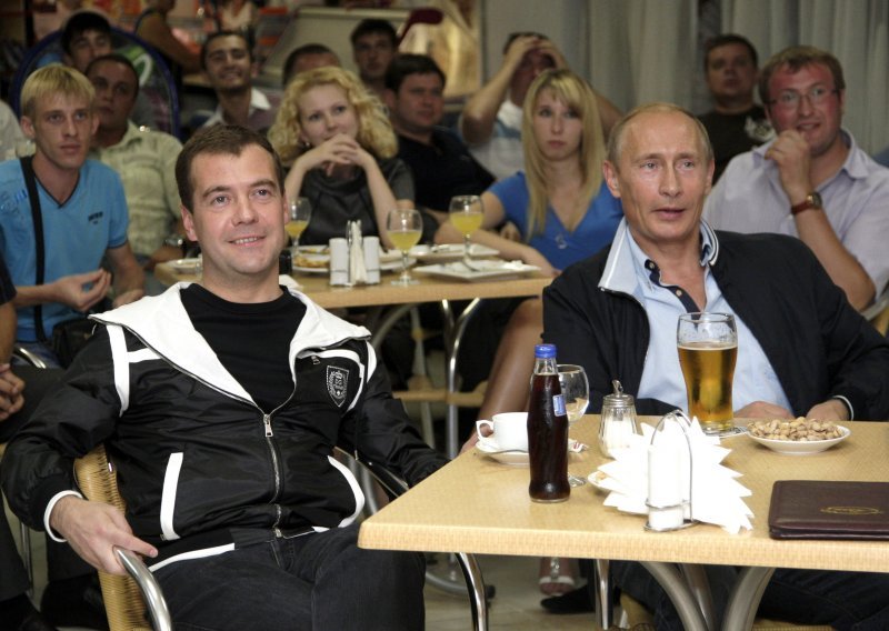 Putin: Očito je da sam popularniji od Medvedeva