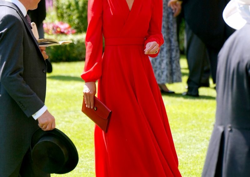 Princeza u crvenom: Kate Middleton sve je zadivila u haljini omiljenog brenda