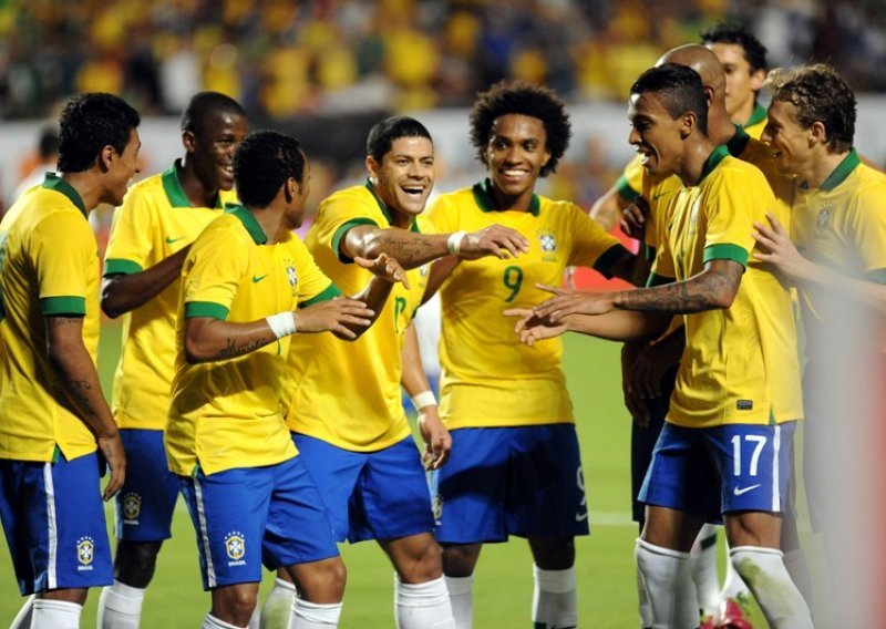 Stoperi zabijaju, špice grade: Brazil je u polufinalu Cope!