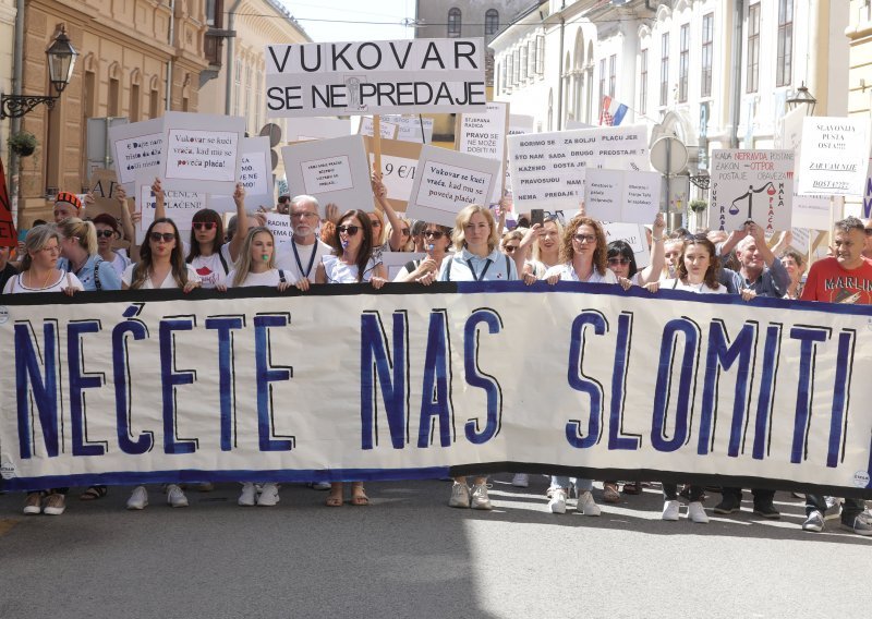 Prosvjed na Markovu trgu: 'Kupite vi sladoled i vodite djecu na more od 100 eura povišice'