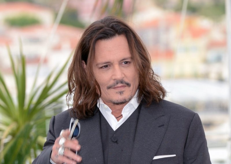 Johnny Depp objavio je autoportret, predstavlja njegovih pet najgorih godina