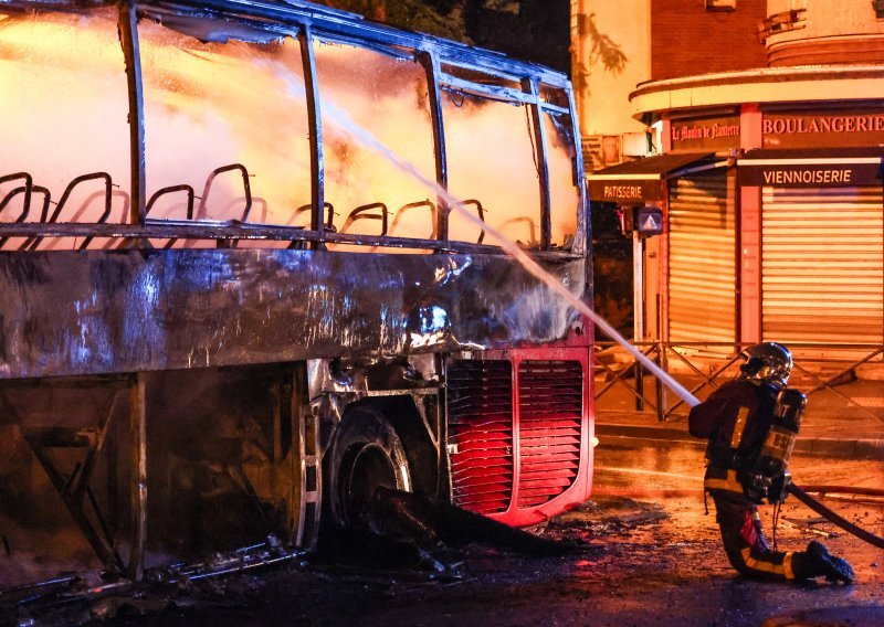 Jezivi prizori iz Francuske: Zapaljen turistički bus, opljačkana trgovina oružja...