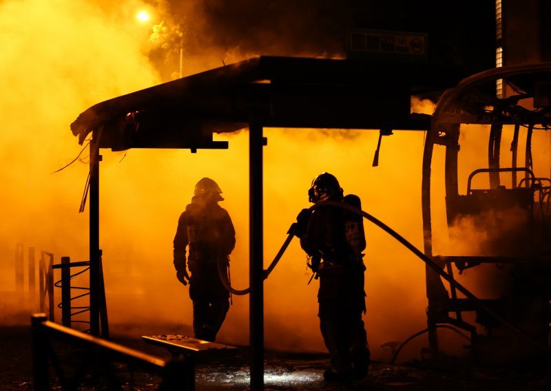 Nešto mirnija noć u Francuskoj: Uhićeno 'samo' 719 osoba, zapaljeno 577 vozila