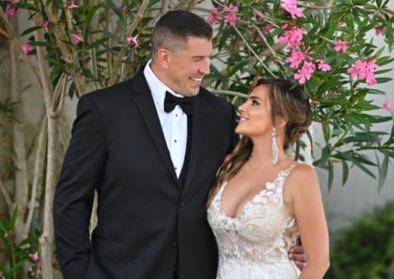 Zvjezda NFL-a izrekla sudbonosno 'da' u Hrvatskoj; pogledajte raskošnu vjenčanicu mladenke