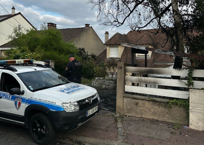 Napadnut dom gradonačelnika pariškog predgrađa. Ozlijeđeni supruga i dijete