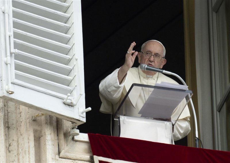 Papa Franjo osudio spaljivanje Kurana