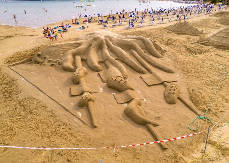 Spektakularne kreacije u pijesku ukrašavaju Rajsku plažu u Loparu