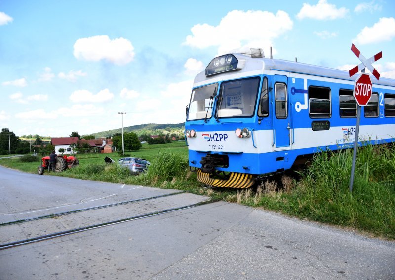Putnički vlak naletio na auto u blizini Bjelovara: Promet zatvoren za sva vozila