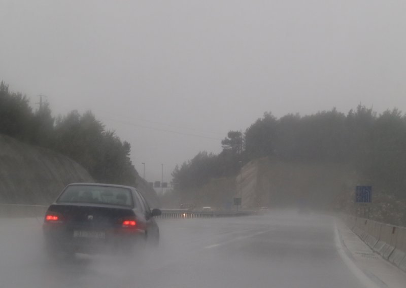 Oprez na cesti: Kolnici ponegdje mokri, ima i magle