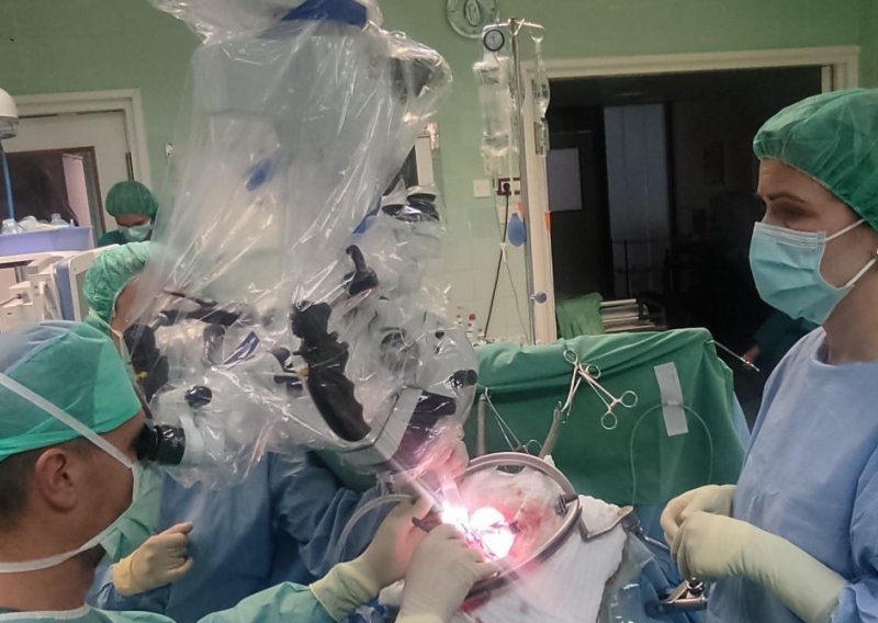 Nakon 15 godina u KBC-u Split uspješno obavljena operacija moždane aneurizme