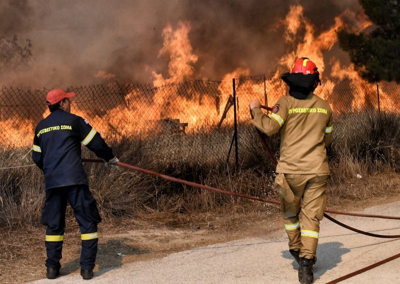 Požari bjesne blizu Atene, građani napustili domove, djeca evakuirana iz kampa