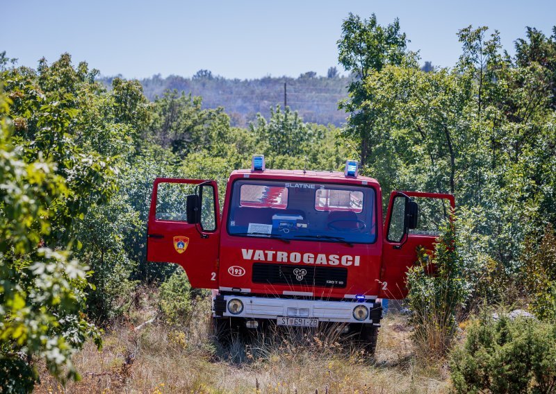 Buknuo požar na području Trogira; vatrogascima pomaže Air Tractor i kanaderi