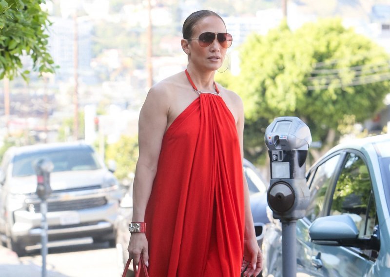 Gradske ulice kao modna pista: Jennifer Lopez izazvala senzaciju u crvenom
