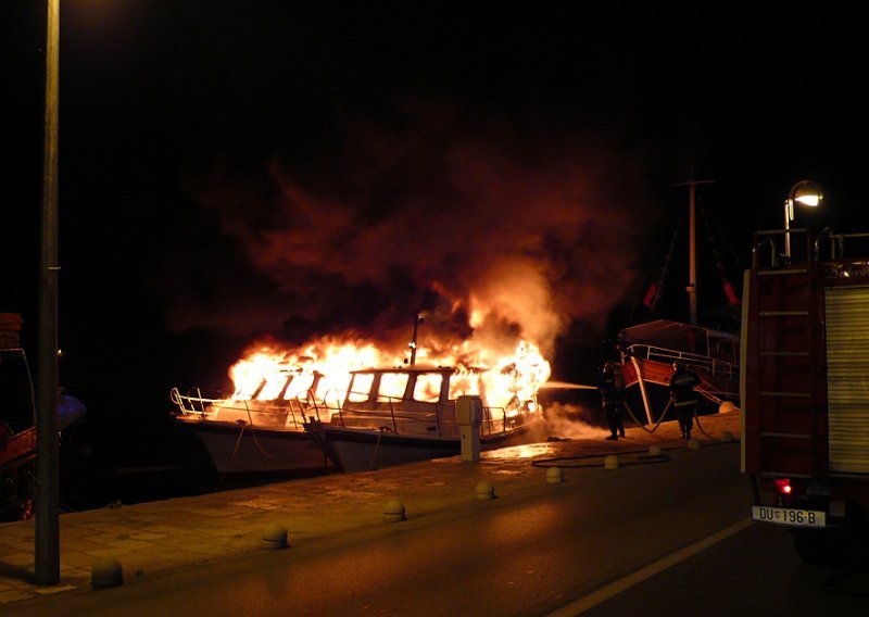 Troje ozlijeđenih u požaru na brodu