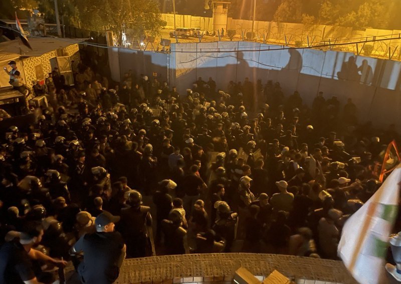 Prosvjednici zapalili švedsko veleposlanstvo u Bagdadu