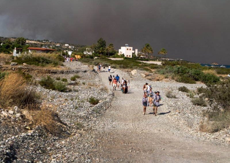 Zbog požara, tisuće napuštaju hotele na Rodosu