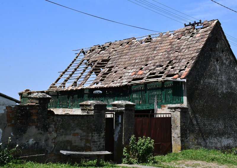 U Slavoniji dva muškarca pala s krova dok su sanirali štetu, jedan se bori za život