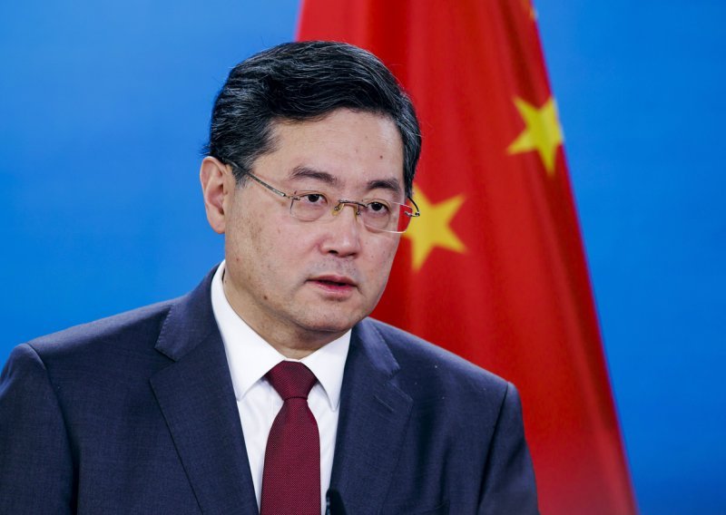 Šef diplomacije Kine razriješen dužnosti, nema ga u javnosti već mjesec dana