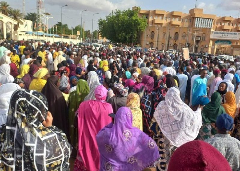Traje pokušaj državnog udara u Nigeru, susjedi krenuli u posredovanje