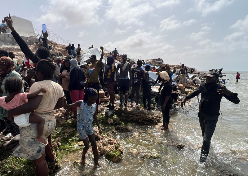 Dvoje mrtvih, 57 migranata spašeno nakon brodoloma kod talijanske Lampeduse