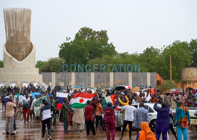 Pučisti u Nigeru strpali u zatvor 180 ministara i političara
