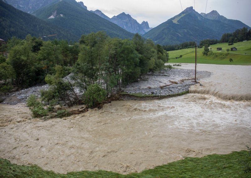 Oluja odnijela mostove u Južnom Tirolu, odron smrskao automobile