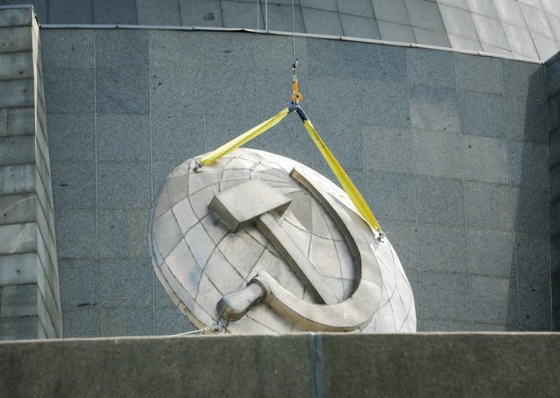 Sovjetski simboli uklonjeni s golemog kipa Domovini u Kijevu