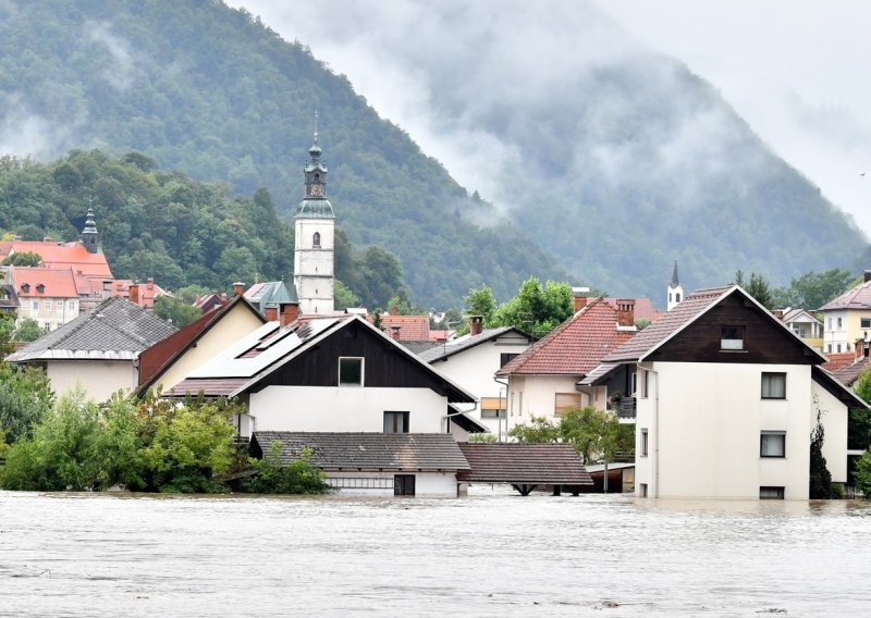 Poplave i dalje traju u Sloveniji, zbog otvaranja klizišta mnogi su prespavali  na otvorenom