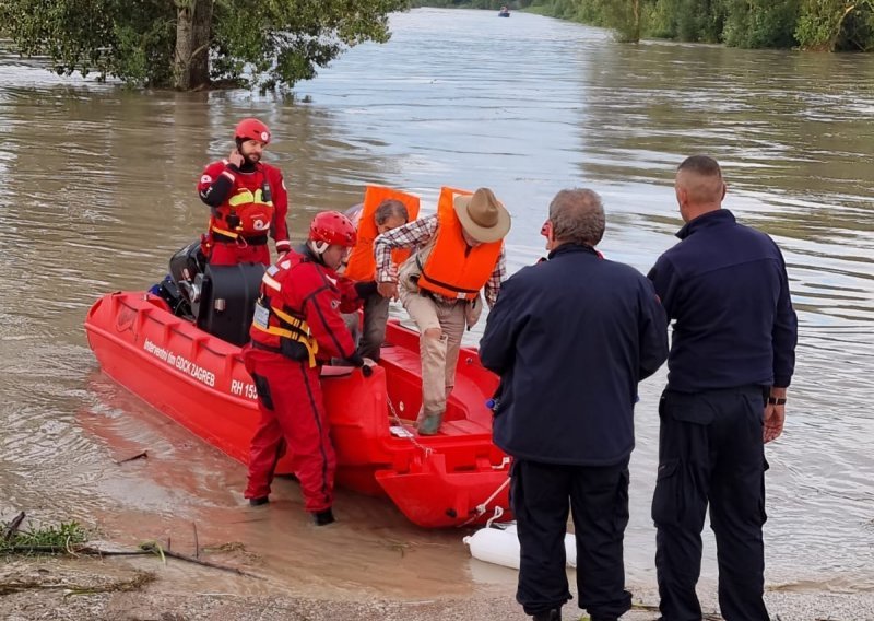Dvije osobe spašene na oteretnom kanalu Sava-Odra, ušli u vodu automobilom