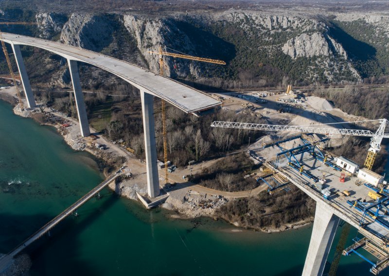Spektakularni most na autocesti u BiH nije ni pušten u promet, a već je napuknuo